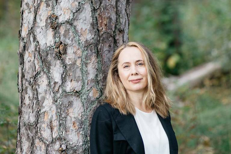 Mianna Meskus takanaan puu.