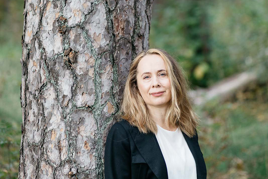 Mianna Meskus takanaan puu.