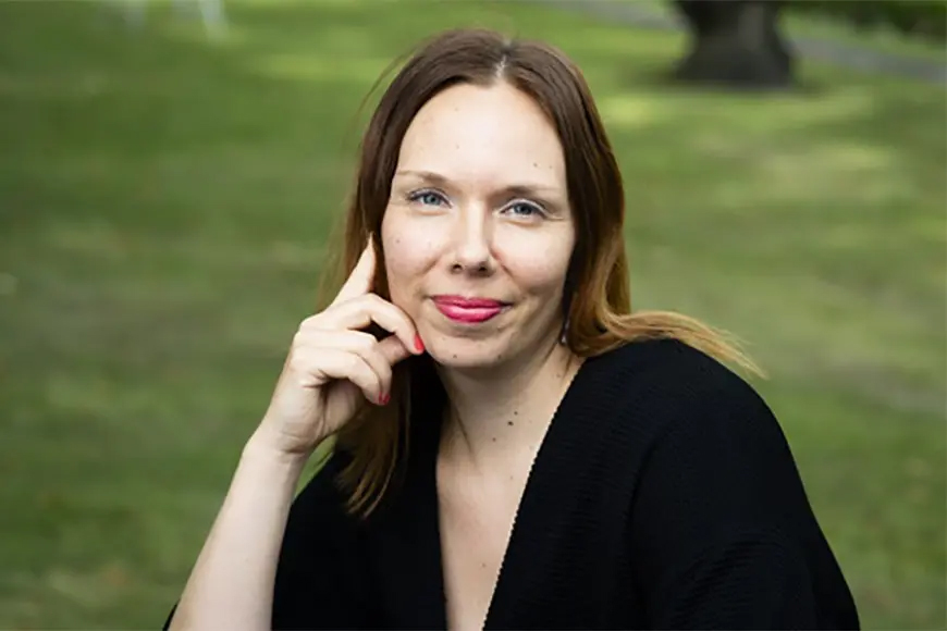 Hanna Ylöstalo ja taustalla vihreää nurmea.