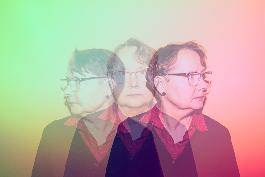 Kolme osin päällekkäin häilyvää kuvaa Tuula Juvosesta, sateenkaaren sävyjä.