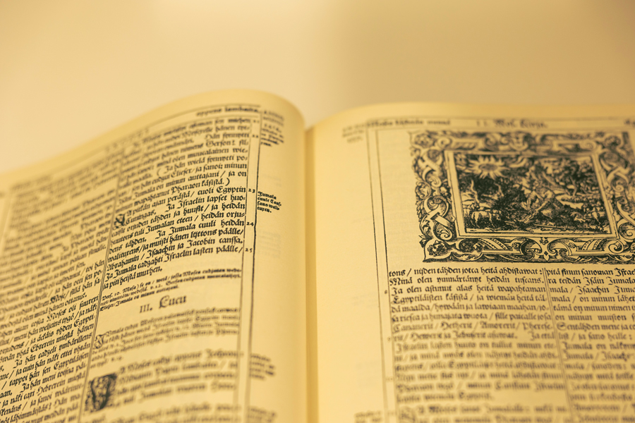 Vanhaa tekstiä kirjan sivuilla.