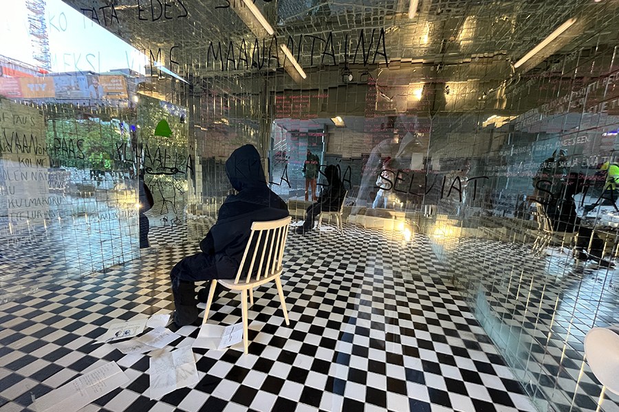 Ikkunagalleriassa taideteos, joka näyttää istuvalta ihmiseltä.