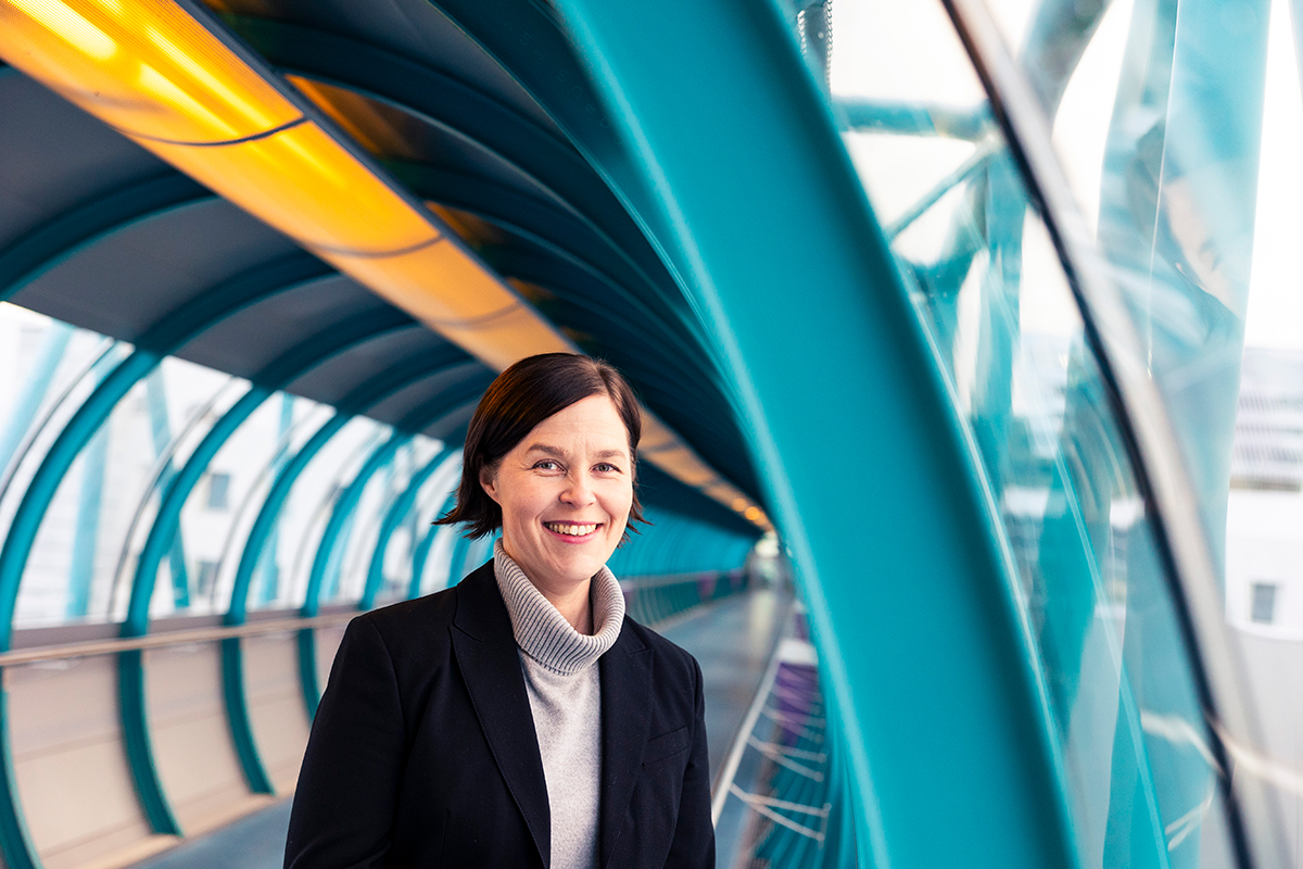 Noora Ellonen, taustalla näkyy yhdyskäytävä.