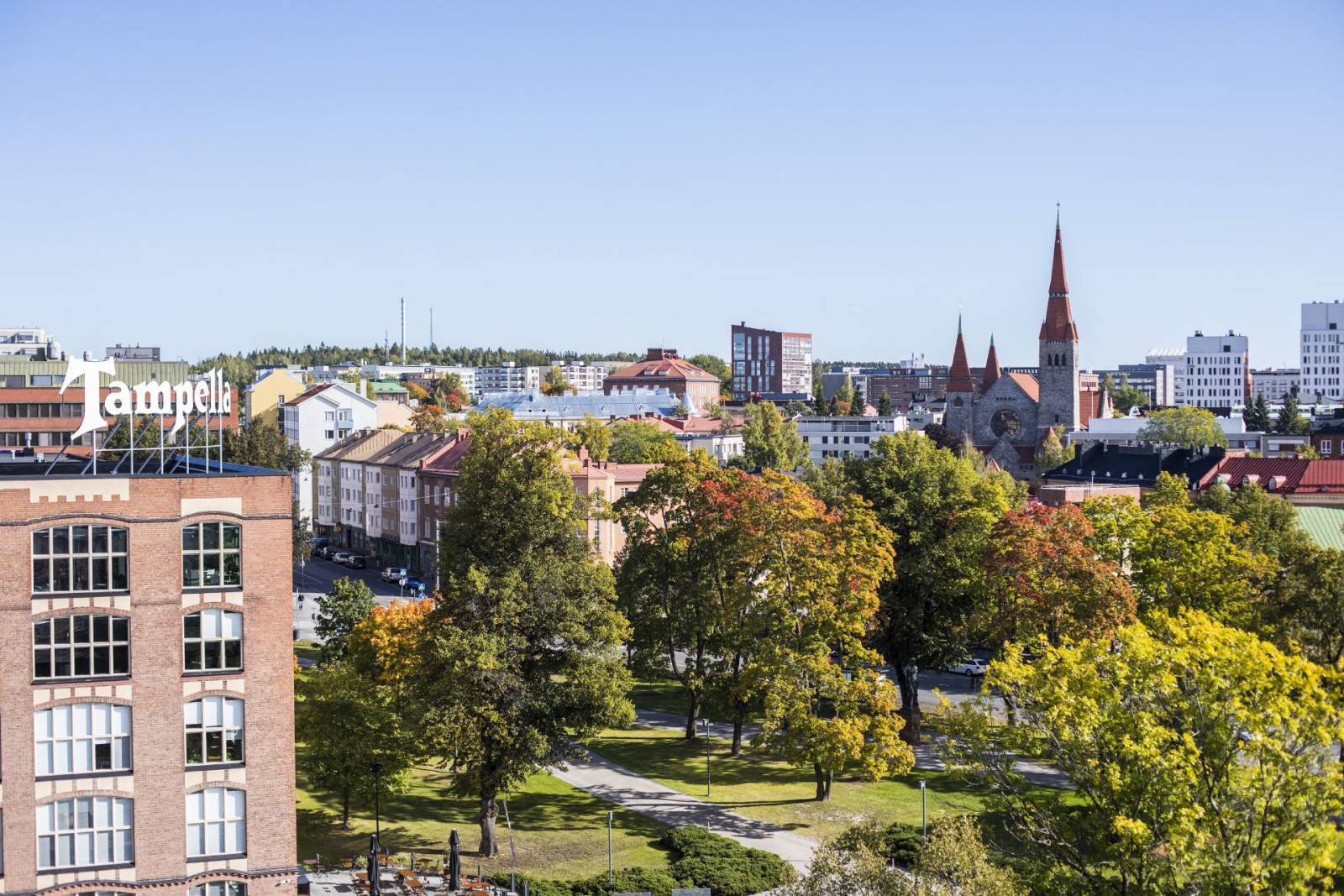 Tampereen horisonttia, etualalla Koskipuiston ruskaisia puita.