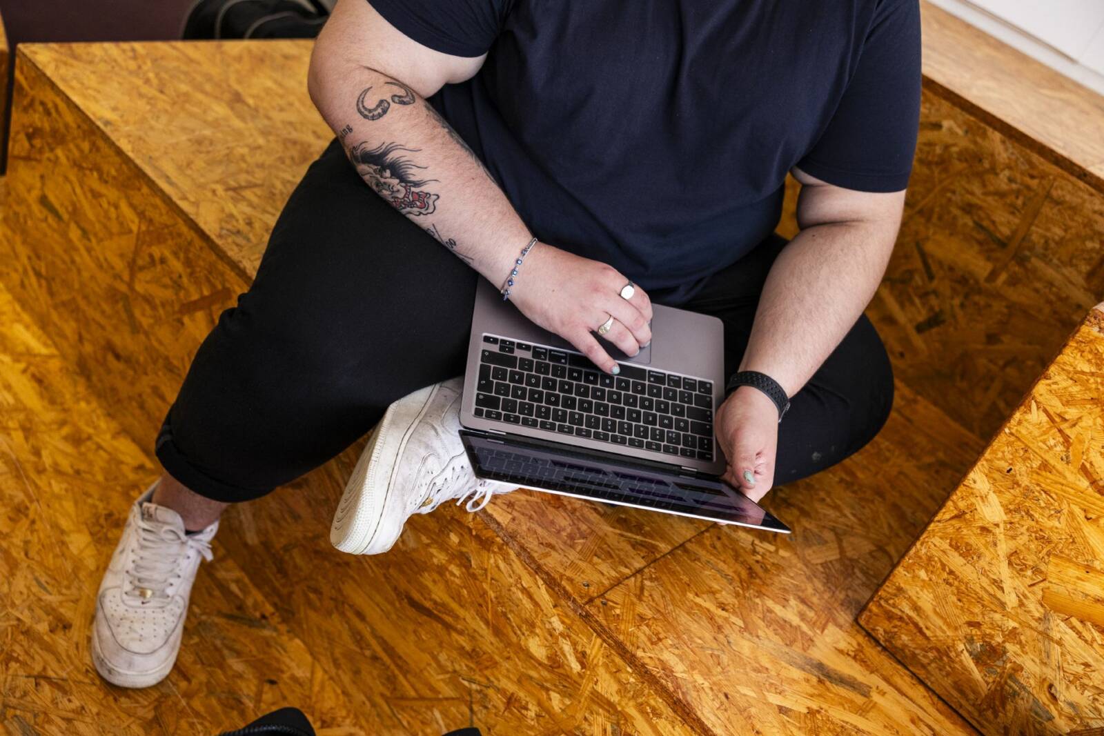 Kannettava tietokone opiskelijan sylissä