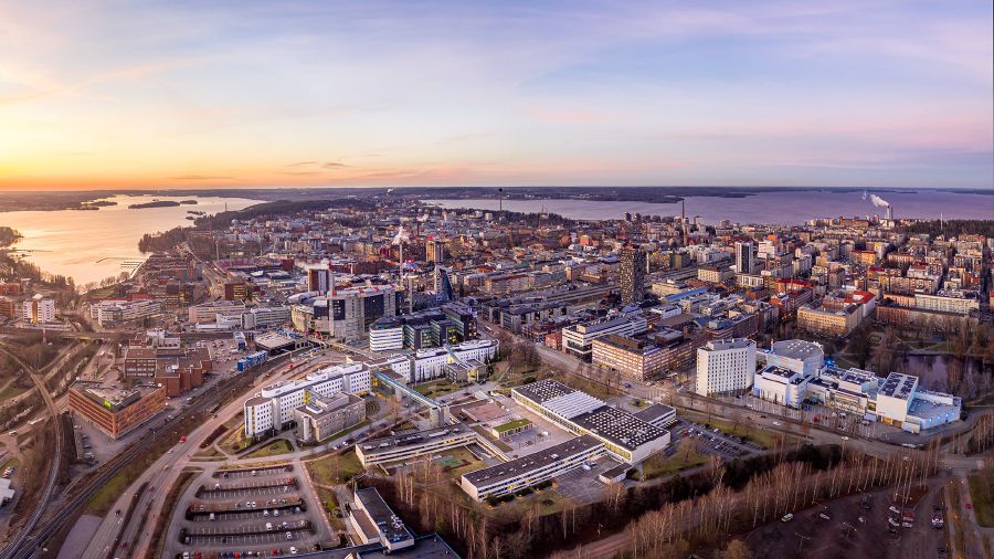 Ilmakuva Tampereelta, taustalla näkyy järvi.