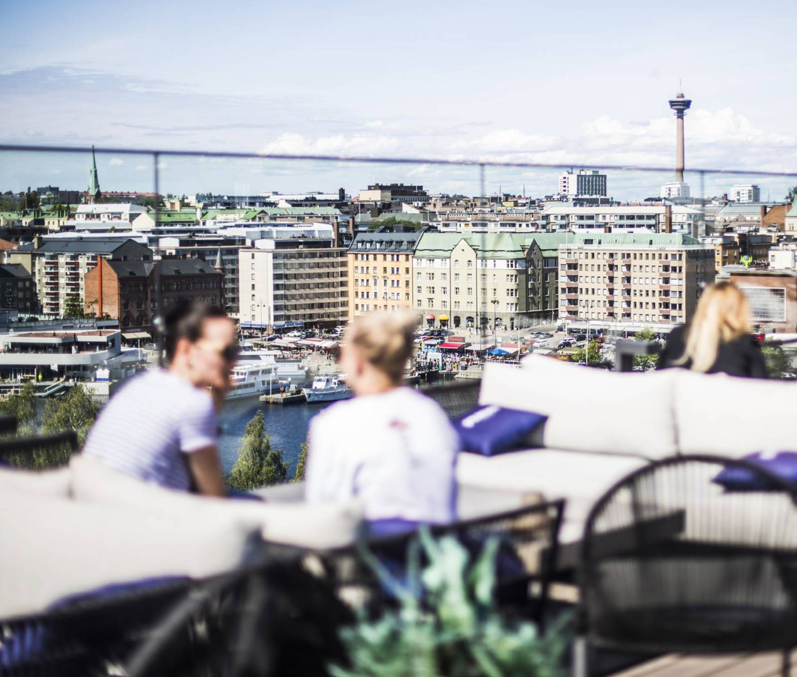 Ihmisiä terassilla, josta avautuu näkymä Tampereen ylle.