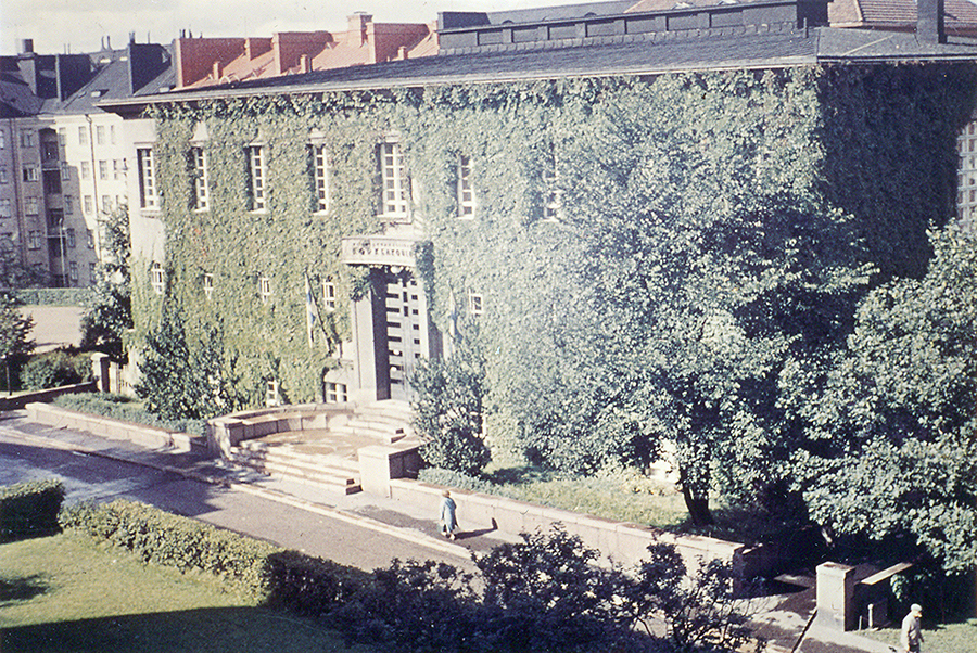 Vanha rakennus, jonka seinällä kasvaa villiviini.