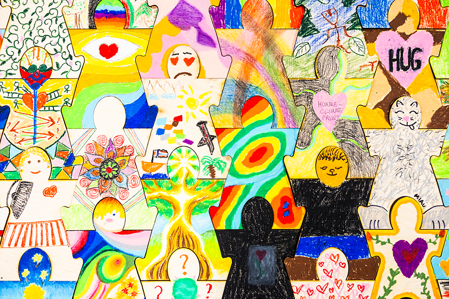 Värikkäässä taideteoksessa hahmoina nuoria ja laosua,