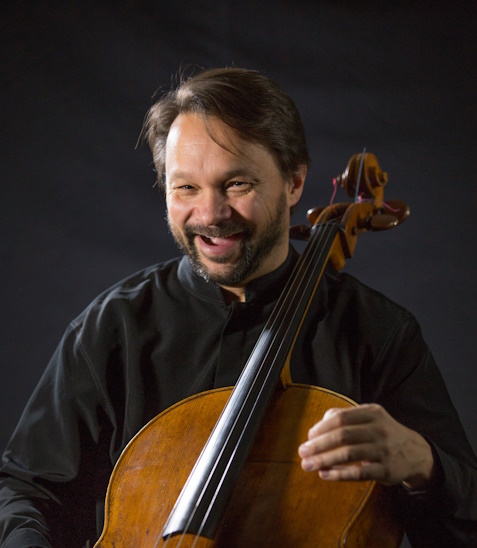 Naurava Marko Ylönen sellon kanssa