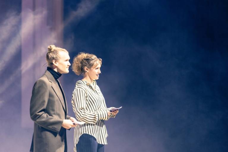 Pääseminaarin juontajat, näyttelijätyön opiskelijat Vilma Hartikainen ja Vincent Kinnunen. Kuva: Jonne Renvall, Tampereen yliopisto