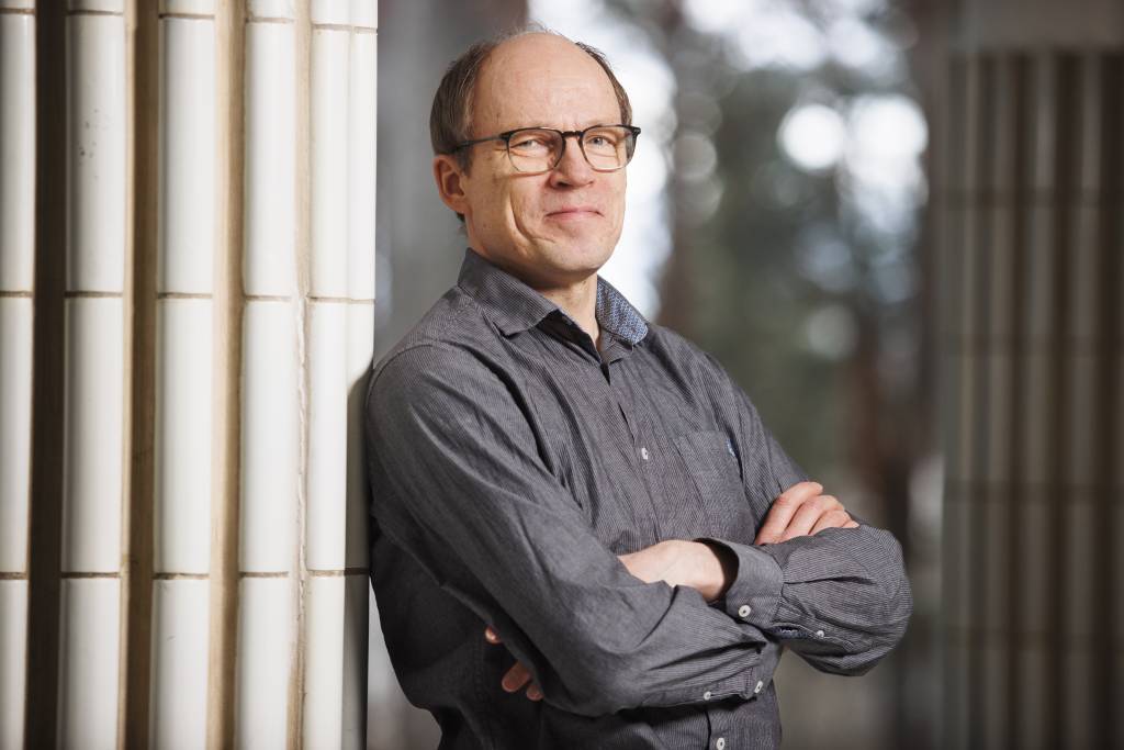 Kuvassa on Jyväskylän yliopiston professori Esa Lehtinen.