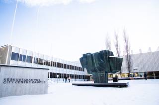 Talvinen kuva Tampereen yliopiston keskustakampuksesta
