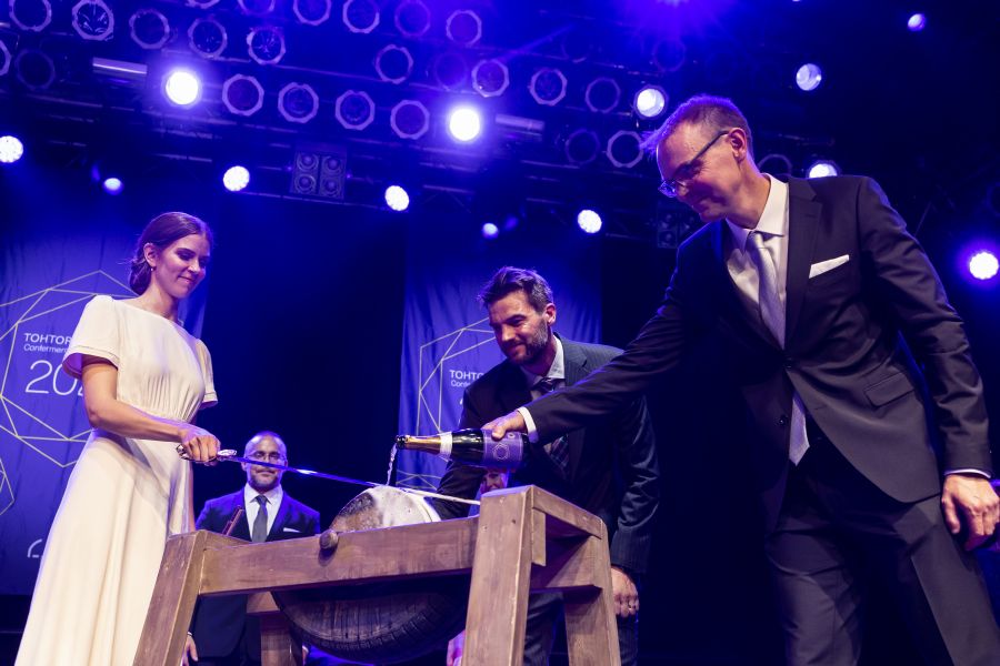 Kaksi henkilöä hioo miekka tahkolla