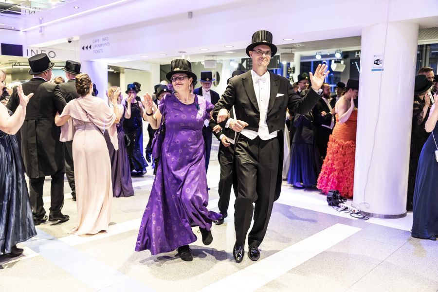 Nainen ja mies tanssivat vanhoja tansseja