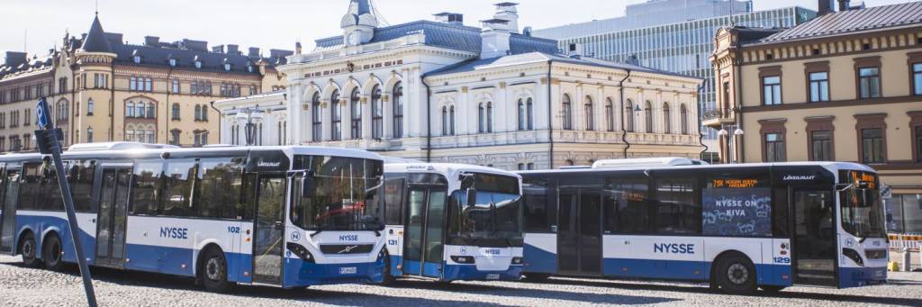 Tampereen Keskustori: etualalla parkkerattuja busseja, taustalla Tampereen Raatihuone.