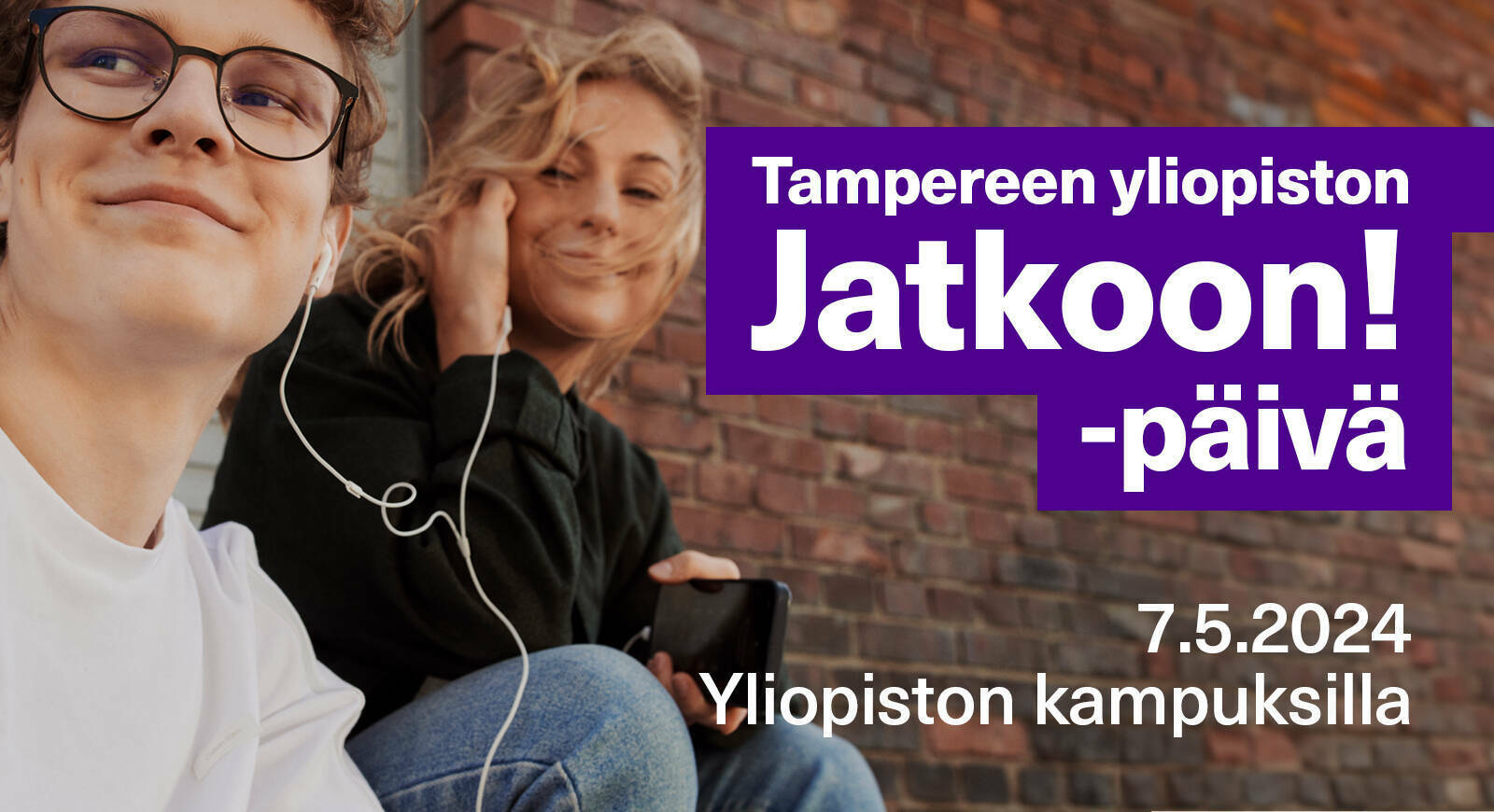 kaksi opiskelijaa kuuntelevat musiikkia kuulokkeista. Tampereen yliopiston Jatkoon!-päivä 7.5.2024 yliopiston kampuksilla